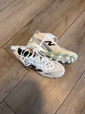 New Balance cleats Men's size 8, white and black
